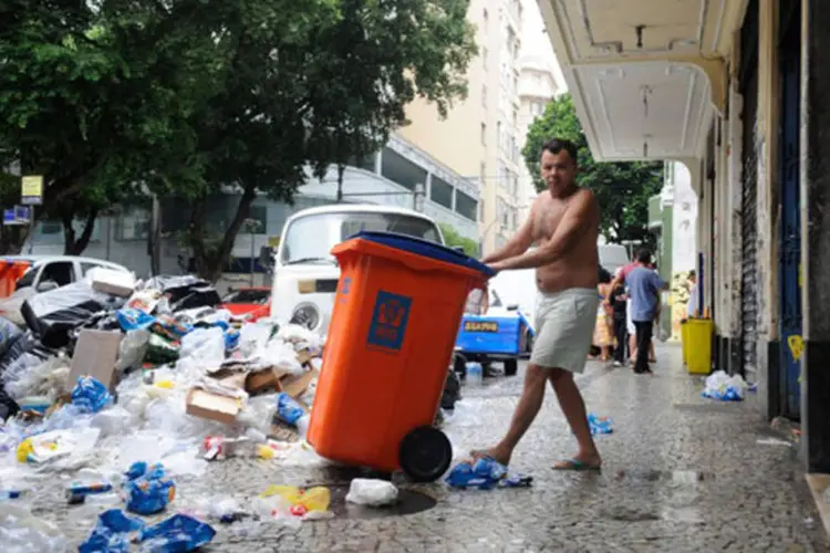 Lapa, região central da capital fluminense, amanheceu coberta de lixo por conta da greve dos garis (Tomaz Silva/Agência Brasil)