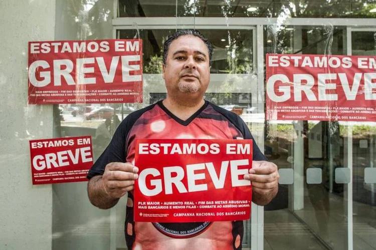 Bancário durante a greve nacional da categoria, em São Paulo (Kelsen Fernandes/Fotos Públicas)