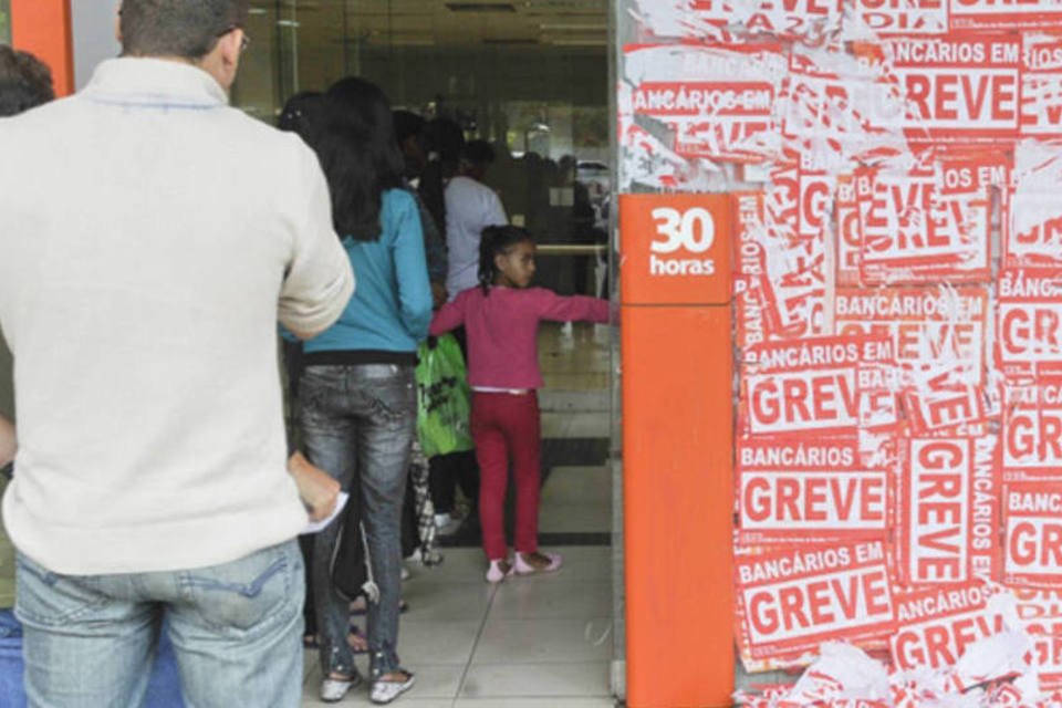 No retorno dos bancários ao trabalho, clientes enfrentam filas