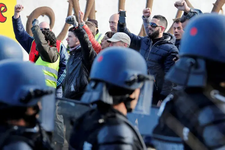 
	Protestos: o presidente franc&ecirc;s, Fran&ccedil;ois Hollande, disse que n&atilde;o ir&aacute; recuar nos elementos centrais da reforma proposta
 (Jean-Paul Pelissier / Reuters)