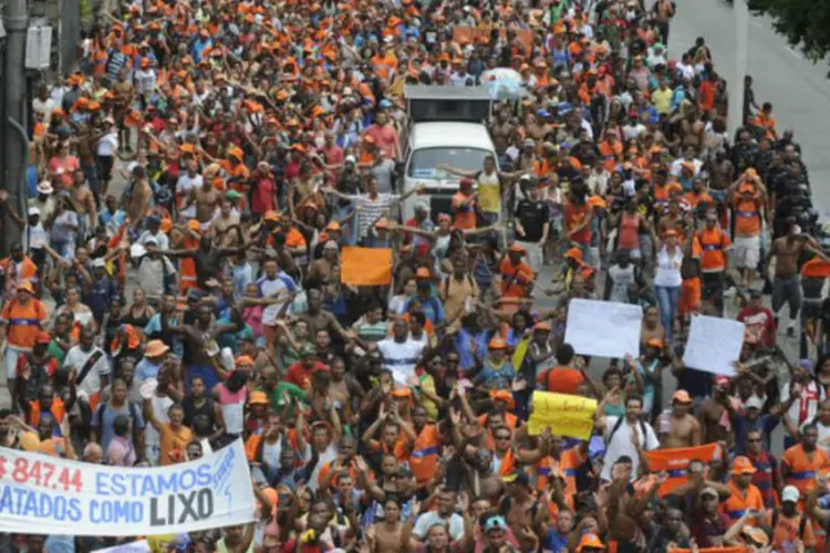 Garis protestam em frente à sede da prefeitura: garis foram até o prédio do MPT após participar de passeata que começou na prefeitura e passou pela Cinelândia (Tânia Rego/Agência Brasil)
