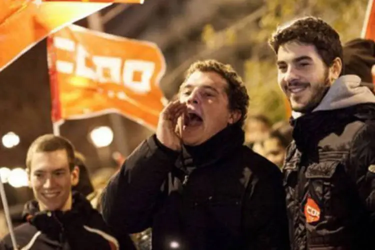 
	Grevistas protestam em frente &agrave; garagem da empresa municipal de &ocirc;nibus de Madri: a greve foi convocada pelos dois principais sindicatos do pa&iacute;s
 (Dani Pozo/AFP)