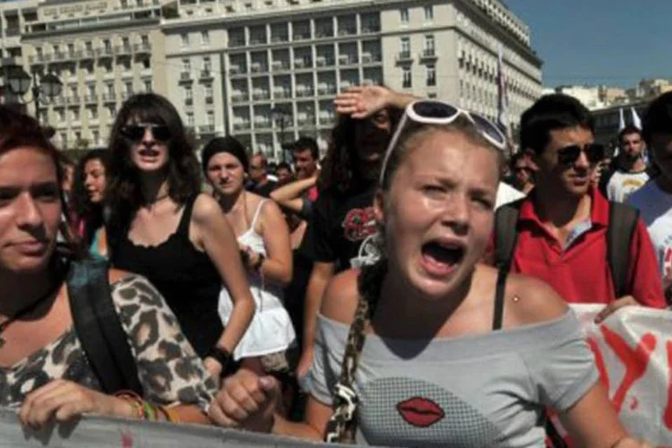 
	Manifestantes se re&uacute;nem em frente ao parlamento grego durante uma greve geral: o pa&iacute;s enfrenta a press&atilde;o de seus principais credores e a crescente indigna&ccedil;&atilde;o social
 (Louisa Gouliamaki/AFP)