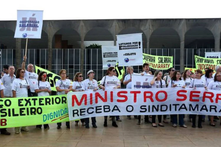 
	Greve: a categoria iniciou a paralisa&ccedil;&atilde;o nesta semana, depois que fracassaram as tentativas de negociar um reajuste
 (Wilson Dias/Agência Brasil)