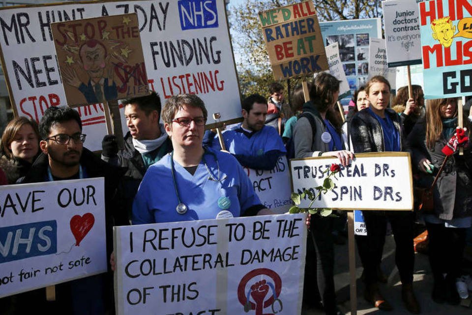 Médicos residentes da Inglaterra entram em greve