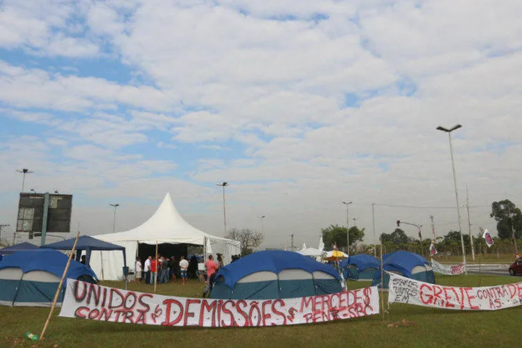 
	Trabalhadores fazem mobiliza&ccedil;&atilde;o na Mercedes-Benz. A empresa prop&ocirc;s diminuir 20% da jornada de trabalho e 10% dos sal&aacute;rios
 (Roberto Parizotti/ SMABC)
