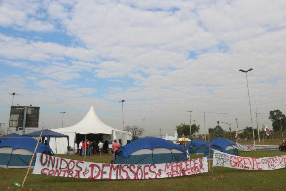 Demitidos da Mercedes-Benz protestam em frente à montadora