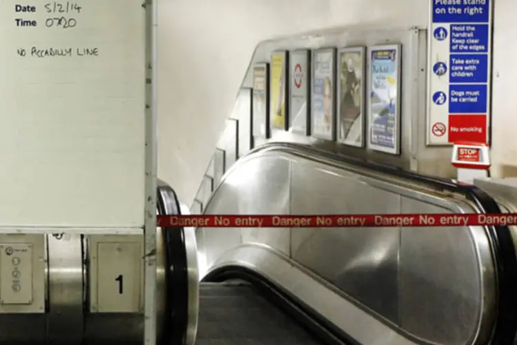 
	Greve no metr&ocirc; de Londres em fevereiro:&nbsp;os trabalhadores do metr&ocirc; deixar&atilde;o seus postos de trabalho &agrave;s 20h local de hoje at&eacute; quarta-feira na mesma hora
 (Luke MacGregor/Reuters)