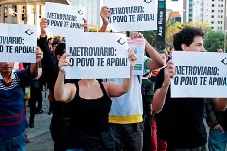 Manifestação em apoio à greve dos metroviários em frente à estação Ana Rosa do Metrô (REUTERS/Stringer/Brazil)