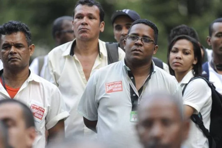 Motoristas e cobradores de ônibus participam de assembleia para decidir se entram em greve, no Rio de Janeiro (Fernando Frazão/Agência Brasil)