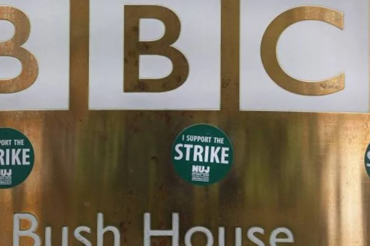 Cerca de 3.000 filiados ao Sindicato Nacional de Jornalistas, o NUJ, participem da greve contra a BBC (Peter Macdiarmid/Getty Images)