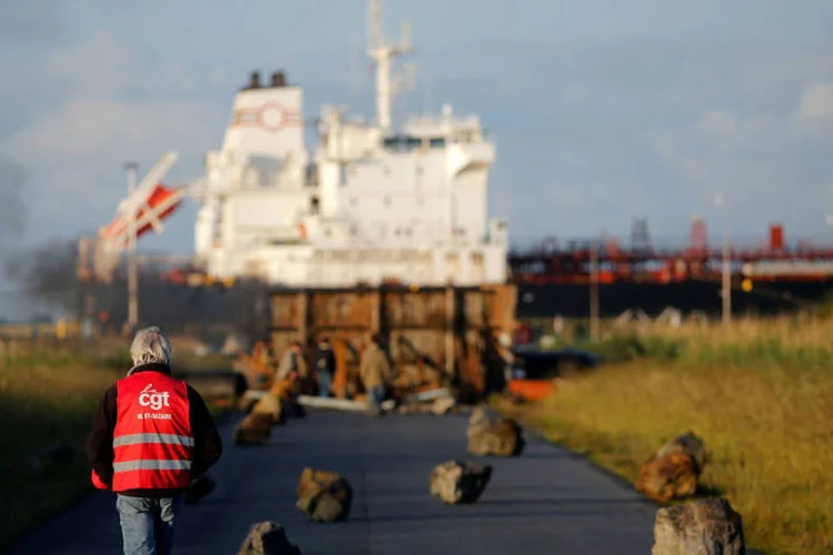 
	Barricada em refinaria: sindicatos decidiram suspender greve de tr&ecirc;s semanas nas refinarias da Total
 (Stephane Mahe / Reuters)