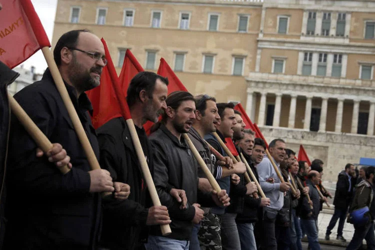 
	Greve: o movimento grevista deve afetar ainda o setor de servi&ccedil;os, depois de o sindicato dos propriet&aacute;rios convocar uma paralisa&ccedil;&atilde;o de 24 horas
 (Alkis Konstantinidis / Reuters)