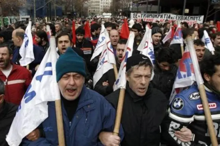 Manifestantes do sindicato PAME marcham até o parlamento para protestar contra novas medidas de austeridade, em Atenas (John Kolesidis/Reuters)