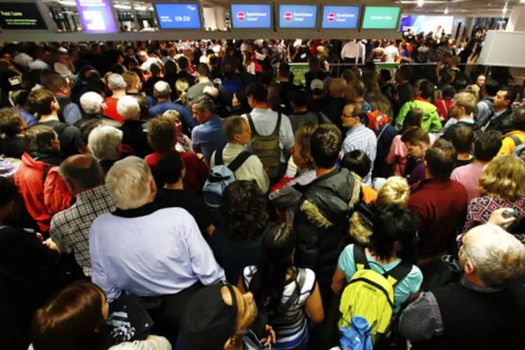 Centenas de passageiros no saguão do aeroporto de Frankfurt durante a greve do sindicado Verdi, na Alemanha (Ralph Orlowski/Bloomberg)