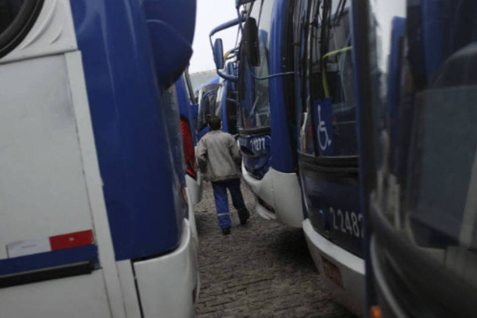 Motoristas de micro-ônibus protestam no centro de SP