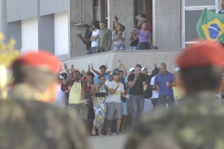 Soldados do Exército observam manifetação de policiais militares em greve que desde a semana passada ocupam a Assembleia Legislativa do Estado (Marcello Casal Jr/ABr)