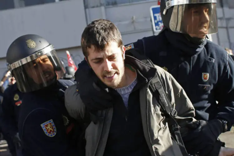 Polícia prende um homem durante confronto com manifestante nas 24 horas de greve nacional geral em Madri no dia 14 de novembro (Susana Vera/Reuters)