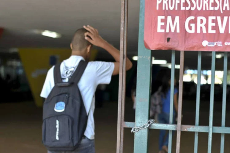 No Distrito Federal, os professores já estão em greve em função das negociações de reajuste salarial com o governo (Marcello Casal Jr/ABr)