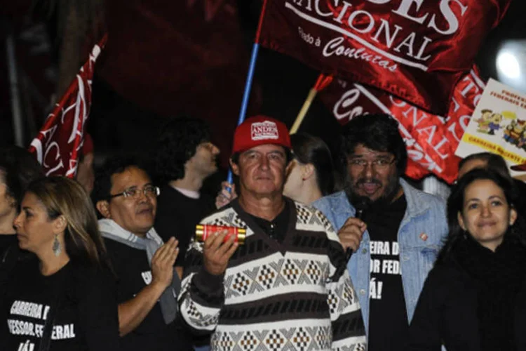 
	Manifesta&ccedil;&atilde;o de grevistas em Bras&iacute;lia: aposentadoria integral, estabilidade e sem desconto no sal&aacute;rio pelos dias parados
 (Fabio Rodigues Pozzebom/ABr)