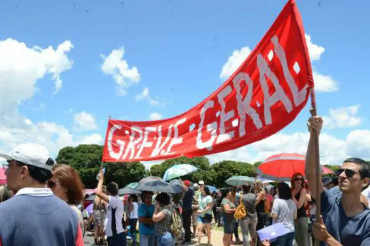 
	Greve em Bras&iacute;lia: a greve foi a sa&iacute;da para pressionar o governo a ampliar os investimentos na educa&ccedil;&atilde;o, diz sindicato
 (Agência Brasil/ Antonio Cruz)