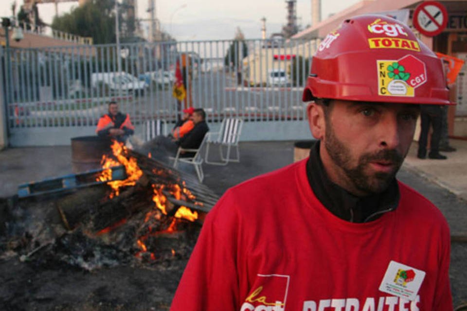 Trabalhadores de seis das sete refinarias do país mantêm greve desde o final de setembro para exigir um aumento salarial. (Arquivo/Getty Images/Divulgação)