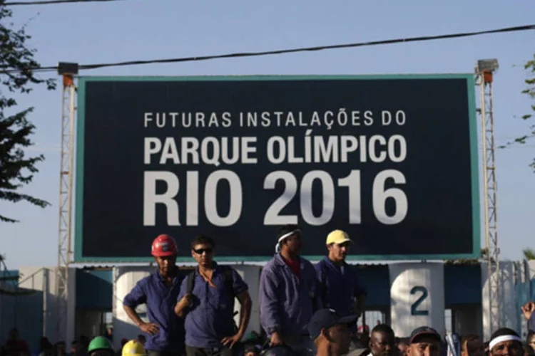 Trabalhadores da construção durante uma greve em frente ao Parque Olímpico, dos Jogos Olímpicos de 2016, no Rio de Janeiro (Ricardo Moraes/Reuters)