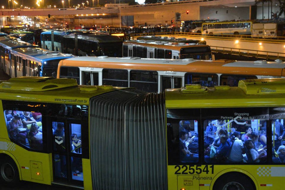 Rodoviários decidem manter paralisação em Brasília