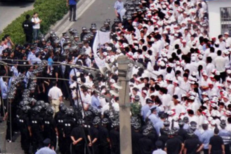 Confusão nas portas da fábrica da KOK, em Taiwan: manifestantes publicaram uma lista de reivindicações na internet (.)