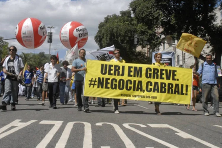 
	Alunos e professores de universidades federais e estaduais fazem manifesta&ccedil;&atilde;o em frente ao est&aacute;dio do Maracan&atilde;: segundo o MEC, 16 institui&ccedil;&otilde;es indicaram o fim da greve
 (Tânia Rêgo/ABr/Agência Brasil)