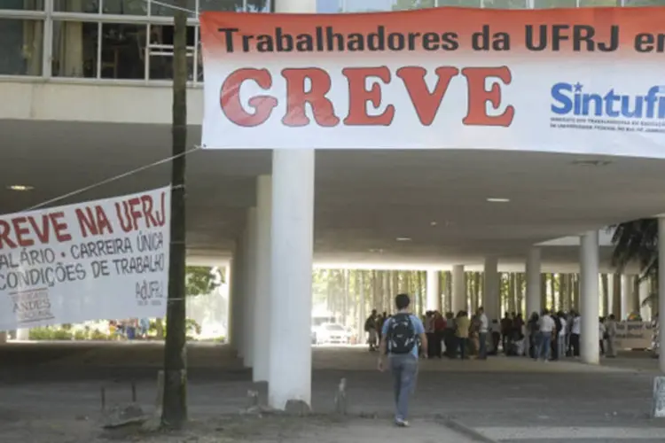 
	Cartazes de greve na UFRJ: o governo federal encerrou as negocia&ccedil;&otilde;es no &uacute;ltimo dia 13, oferecendo reajustes de at&eacute; 40%
 (Tânia Rêgo/Agência Brasil)