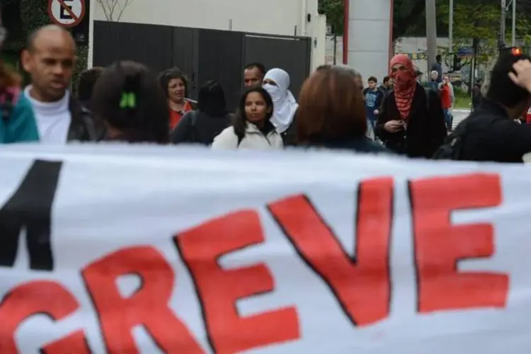 Funcionários, professores e alunos das universidades estaduais paulistas protestam em frente ao portão principal da USP (Marcello Casal Jr/Agência Brasil)