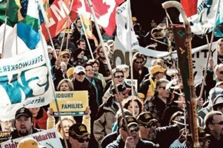 Trabalhadores realizam protesto contra a Vale, na cidade candadense Sudbury: lá a greve durou um ano