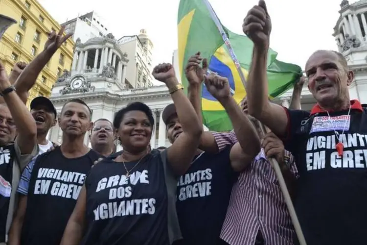 
	Vigilantes em greve no Rio fazem caminhada
 (Fernando Frazão/Agência Brasil)