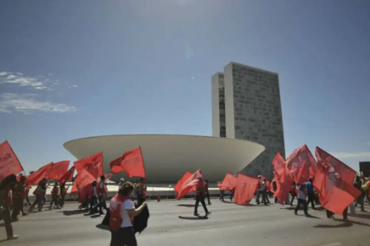 
	Protesto dos servidores federais em greve: para a parlamentar, o PLS n&deg; 84/07 tem mais chances de ser aprovado do que o PLS n&deg;710/2011, do senador Aloysio Nunes (PSDB)
 (Marcello Casal Jr./ABr)