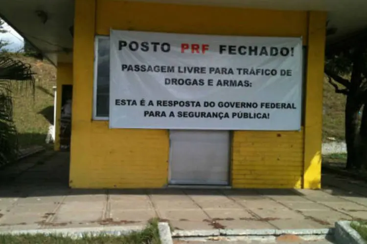 
	O cartaz afixado em posto da Pol&iacute;cia Rodovi&aacute;ria Federal na via Dutra (altura do munic&iacute;pio de Penedo-RJ)
 (Divulgação/SINPRF/RJ)