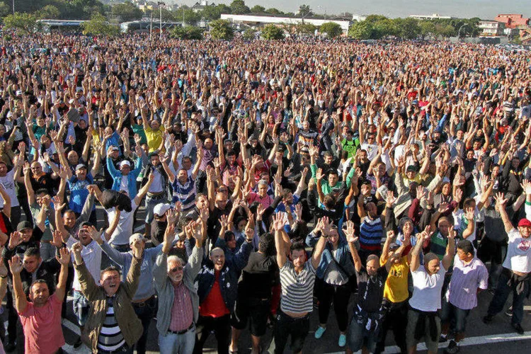 
	Trabalhadores da Mercedes-Benz em S&atilde;o Bernardo do Campo aprovam proposta da empresa e encerram greve
 (Adonis Guerra/ SMABC)