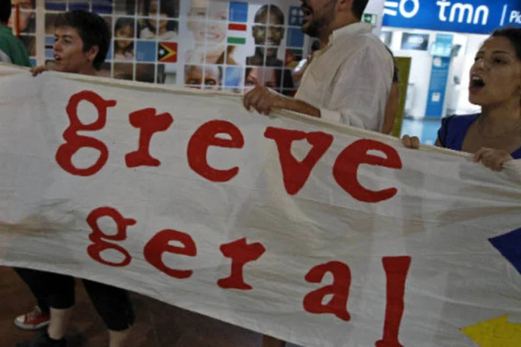 
	Greve em Portugal: protesto setorial &eacute; uma resposta ao cortes salariais progressivos que variam de 2,5% a 12% para os funcion&aacute;rios que ganham mais de 600 euro brutos por m&ecirc;s
 (REUTERS/Jose Manuel Ribeiro)