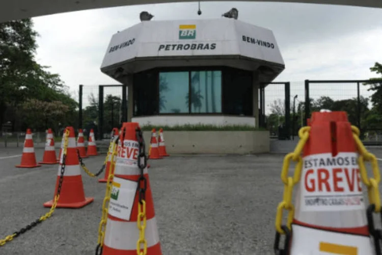 
	Greve:&nbsp;protesto foi contra o leil&atilde;o do Campo de Libra, que fica a 183 quil&ocirc;metros do Rio de Janeiro em &aacute;guas profundas e &eacute; a maior do pa&iacute;s
 (Agência Brasil)