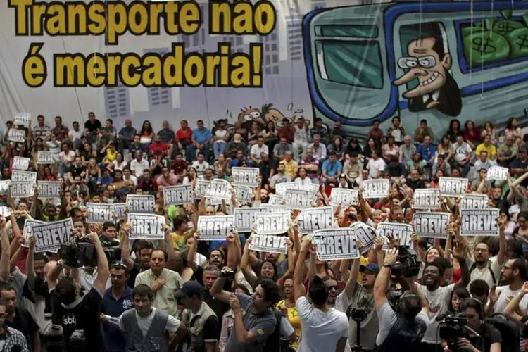 Metroviários votam pela continuidade da greve em assembleia realizada na noite de domingo (REUTERS/Chico Ferreira)