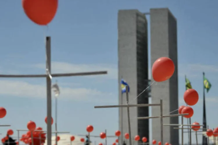 
	Cemit&eacute;rio de bal&otilde;es: Servidores federais rejeitam proposta do governo Dilma Rousseff de um reajuste salarial de 15,8%, em tr&ecirc;s parcelas, de 2013 a 2015
 (Marcello Casal Jr./ABr)