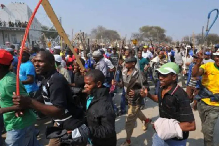 Grevistas protestam em uma mina de Rustenurg, na África do Sul: a direção fechou suas cinco centrais mineradoras de Rustenburg na quarta-feira (©AFP / Alexander Joe)