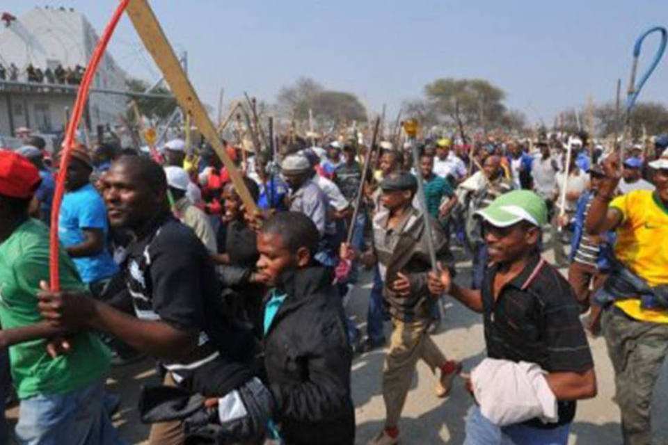 Duas minas de platina da África do Sul paralisadas por greve