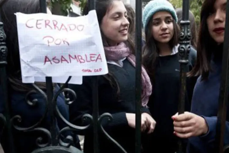 Estudantes ocupam uma escola pública em Santiago: os estudantes intensificaram nas últimas semanas seus protestos com a ocupação de vários colégios (©AFP / Claudio Santana)