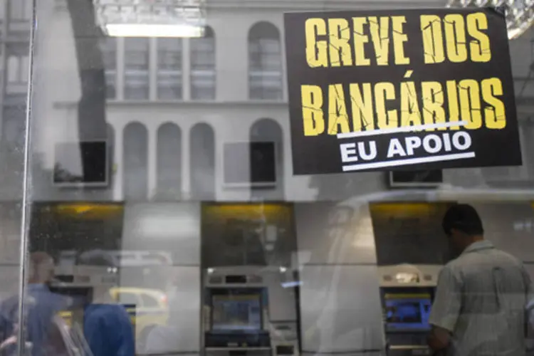 
	Cartaz de greve dos banc&aacute;rios em ag&ecirc;ncia: &quot;os bancos continuam batendo lucros recordes e, por isso, t&ecirc;m obriga&ccedil;&atilde;o de apresentar uma proposta&quot;, disse dirigente sindical
 (Tânia Rêgo/ABr)