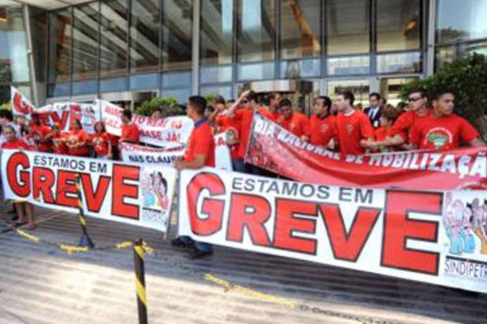 Petroleiros avaliam dia 28 possibilidade de greve geral