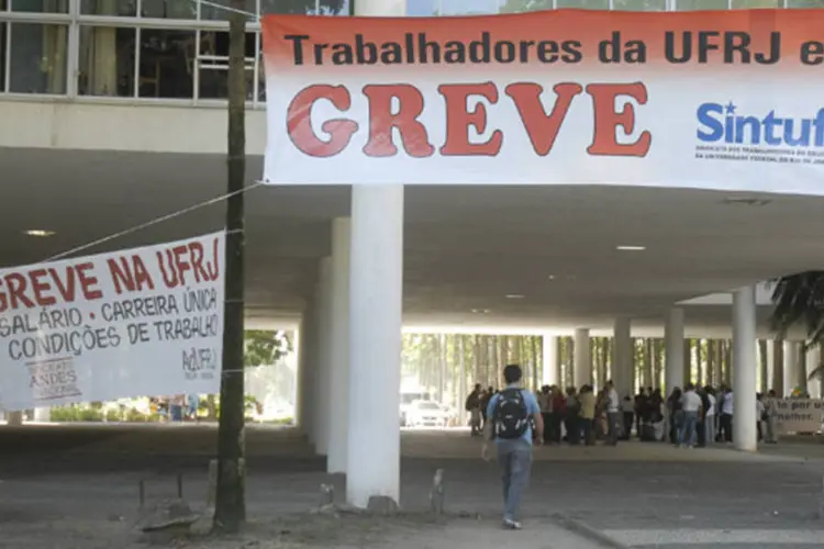 Cartazes de greve na UFRJ: comunicado alega ainda que questões consideradas importantes pelos docentes, tais como a estruturação e a progressão de carreira (Tânia Rêgo/ABr)
