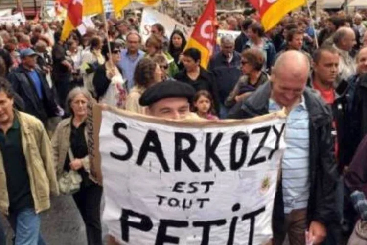 Pessoas marcham pelas ruas de Bordeaux, na França, em protesto contra reforma da previdência (.)