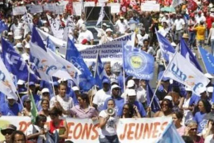 Pessoas marcham em Saint-Denis de la Reunion, na França, em protesto contra reforma da previdência (.)