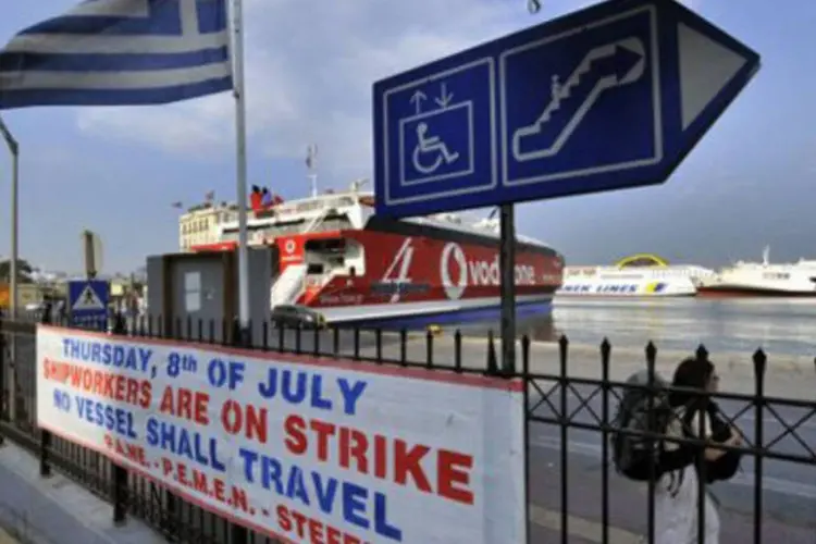 Greve organizada por sindicatos de setores público e privado paralisa os transportes ferroviários, marítimos e aeroportuários (Louisa Gouliamaki/AFP)